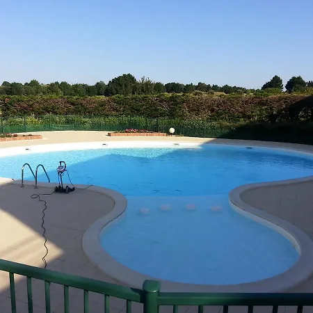 Maison Proche Golf Et Piscine A פורניק